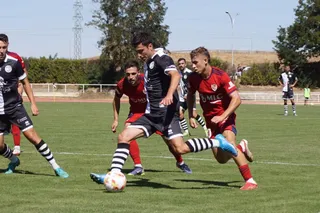 Nespral, perseguido por dos jugadores del Linares | FOTO SALAMANCA24HORAS.COM
