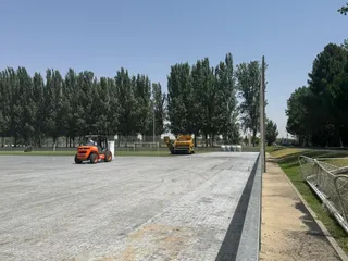 Obras para instalar el nuevo césped artificial FIFA en La Aldehuela