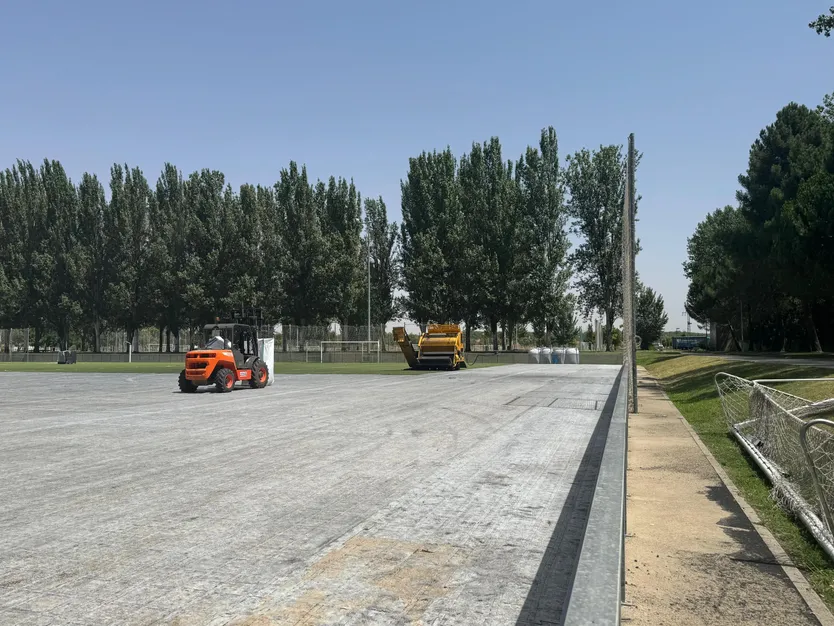 Obras para instalar el nuevo césped artificial FIFA en La Aldehuela