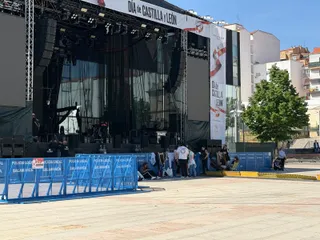 Los fans de Beret ya esperan su llegada horas antes del concierto en la Plaza de la Concordia