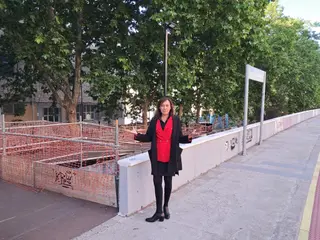La candidata de UPL a la alcaldía de Salamanca, junto al apeadero de La Alamedilla.