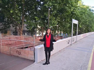 La candidata de UPL a la alcaldía de Salamanca, junto al apeadero de La Alamedilla.