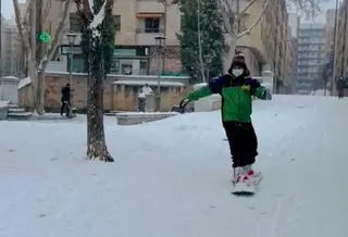 Imagen del joven haciendo snowboard en la cuesta del Grillo.