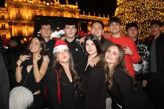 Miles de personas disfrutan de las campanadas y la fiesta del Fin de Año Universitario | Mateo G.J.