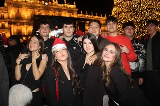 Miles de personas disfrutan de las campanadas y la fiesta del Fin de Año Universitario | Mateo G.J.