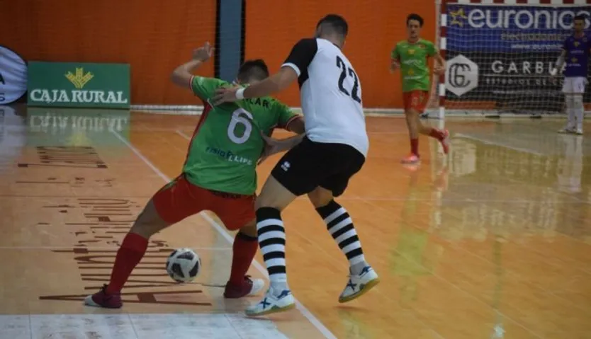 Sergio Hernández defiende a un rival del Intersala Zamora | FOTO ZAMORA24HORAS