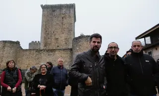 Los secretarios generales del PSOECyL y del PSOE de Salamanca, Luis Tudanca y David Serrada, junto al alcalde de la localidad, Manuel González, realizan una visita al municipio salmantino de Miranda del Castañar - David Arranz (ICAL)