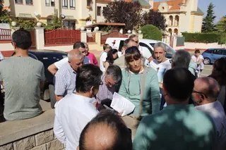 Concentración de los vecinos de Carrascal de Barregas para quejarse sobre el agua