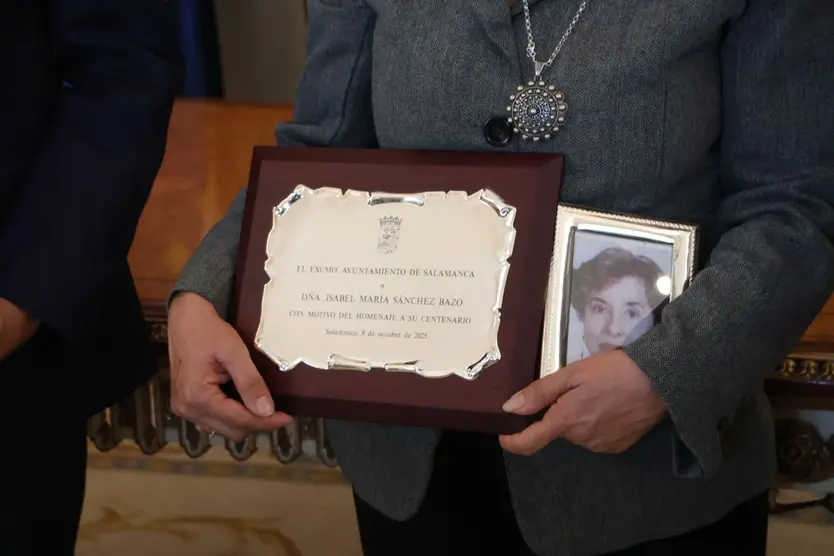 La concejala Elvira Sánchez recogiendo la placa por el centenario de su tía Isabel María Sánchez