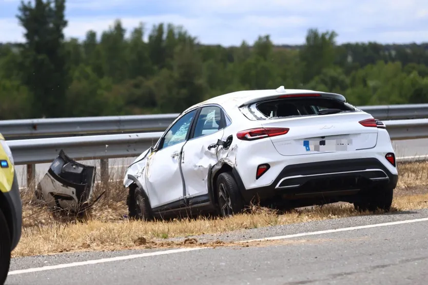 Aparatosa colisión entre dos coches en la A-50, sentido Salamanaca