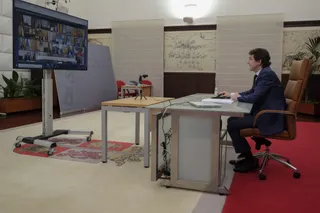 Fernández Mañueco durante una reunión de la conferencia de presidentes con Sánchez.