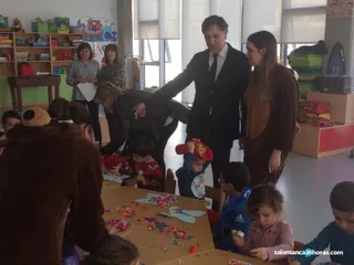 El alcalde de Salamanca durante la visita a una ludoteca municipal