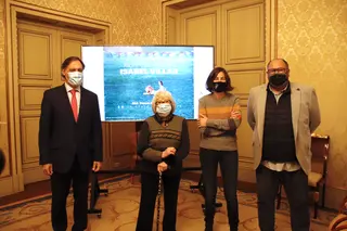 El alcalde e Isabel Villar presentan la exposición "Leones en el jardín"