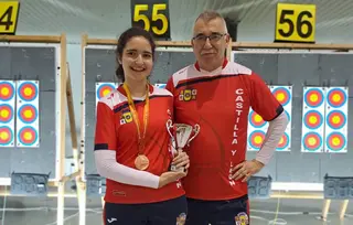 Bronce Martina con su entrenador Javier Salamanca | FOTO ARCOTORMES