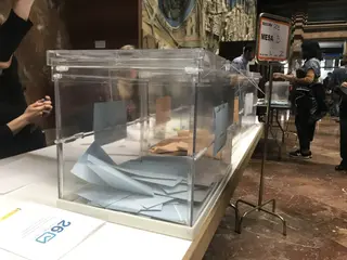 Urnas en de colegio electoral situado en un Ayuntamiento