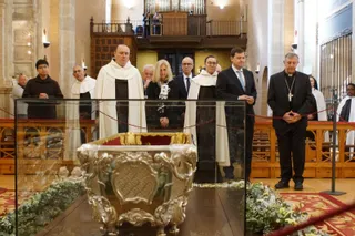 Apertura de la basílica de la Anunciación para venerar el cuerpo de Santa Teresa en Alba de Tormes. Fotos Juanes (34)