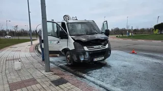 Arde un camión grúa de obra en La Fontana | Andrea Mateos