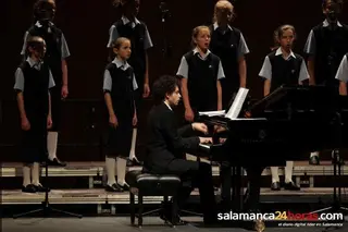 Paloma San Basilio trunfa junto a Los Chicos del Coro en el CAEM