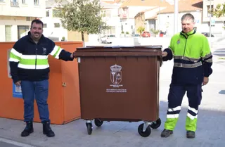 concejal de obras de Villares de la Reina con los nuevos contenedores