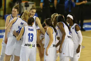Piña de las jugadoras de Perfumerías Avenida ante Reyer Venezia / FOTO SALAMANCA24HORAS.COM