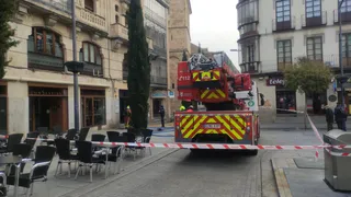Bomberos y Policía Local en la plaza del Mercado. Foto S24H