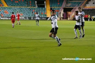 Hugo Díaz celebra uno de sus goles en el Salamanca CF UDS - Móstoles URJC de Copa Federación.