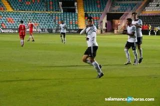Hugo Díaz celebra uno de sus goles en el Salamanca CF UDS - Móstoles URJC de Copa Federación.