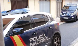 Dos coches de la Policía Nacional en una calle del barrio de Pizarrales. Foto de archivo SALAMANCA24HORAS.COM