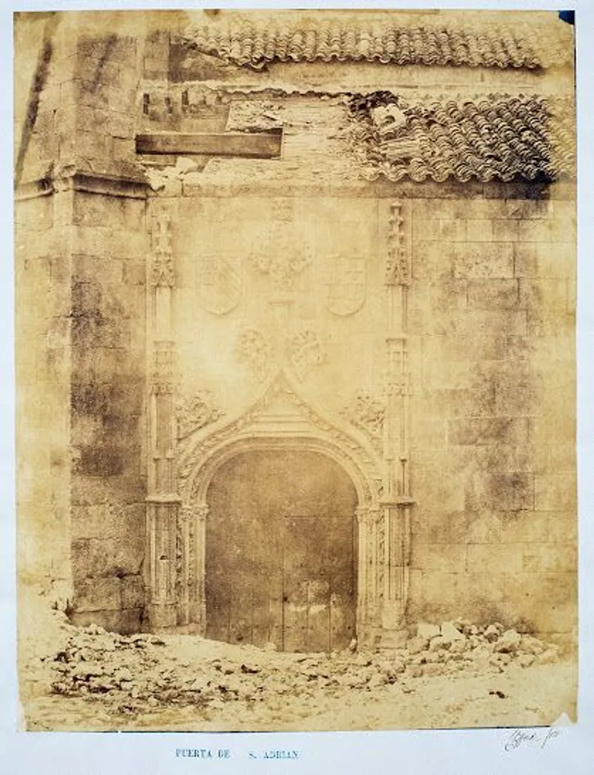 Portada de la iglesia de San Adrián fotografiada por Charles Clifford en 1853
