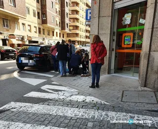 Peatones, la Policía Local y efectivos sanitarios auxilian a una joven con una intoxicación etílica en Crespo Rascón