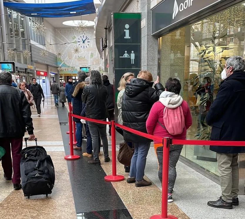 Grandes colas en Vialia para adquirir el abono de Renfe