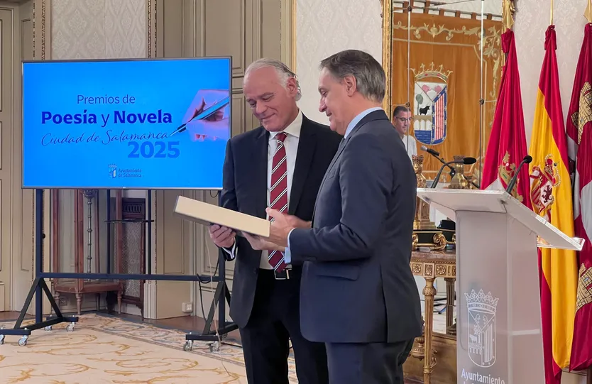José Antonio López Nevot recibe el premio de manos del alcalde