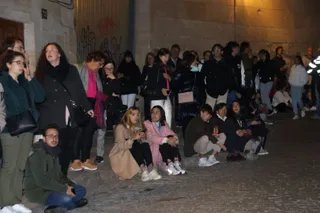 Los salmantinos se acercan a presenciar el cortejo fúnebre del Cristo de la Liberación