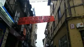 La Plaza del Grano amanece con mensajes en pro de las obras y destrozos en los carteles con gritos en contra