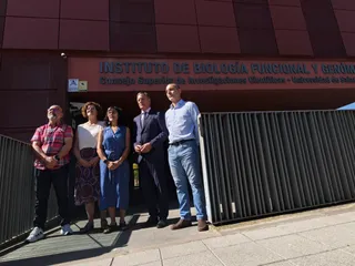 El alcalde de Salamanca visita el Instituto de Biología Funcional y Genómica, líder en su ámbito en Castilla y León
