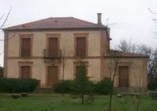 La Escuela de Alcaldes se reúne en Navas de Riofrío para conocer la recuperación de su cacera histórica