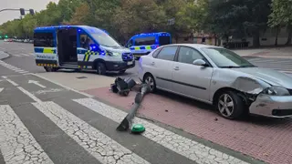 Un conductor se estrella contra un turismo en la avenida de Salamanca