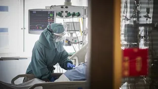 Un trabajador sanitario atiende paciente / FOTO: Europa Press.