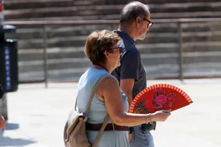 Viandantes soportan las altas temperaturas por las calles de Málaga, A 12 de agosto de 2025 en Málaga, Andalucía (España). | Álex Zea - Europa Press