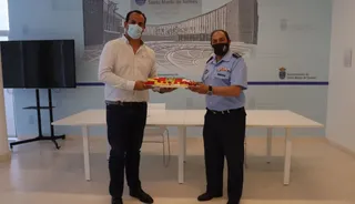 El alcalde de Santa Marta recibe la bandera que lucirá la rotonda de la Base Aérea de Matacán en Santa Marta