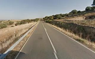 Carretera que une Guijuelo con la provincia de Ávila poco después de pasar Cespedosa de Tormes | Foto: Google Maps