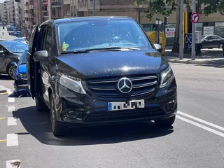 GALERÍA | Una colisión entre un coche y una furgoneta entre la avenida Portugal y carretera Ledesma obliga a cortar un carril
