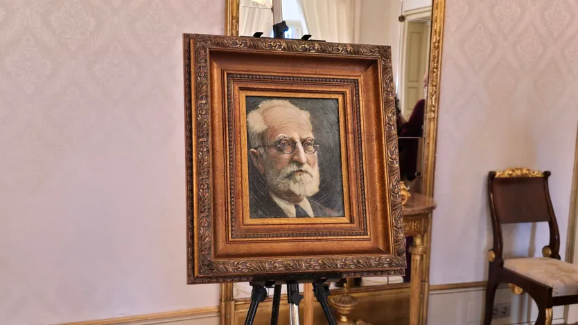El alcalde de Salamanca, Carlos García Carbayo, recibe la donación de un cuadro de Miguel de Unamuno, obra de Jerónimo Prieto