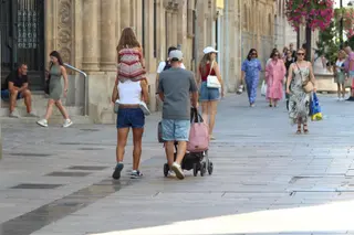 Gente, familias, paseando por las calles de Salamanca en verano. Foto de archivo Salamanca24horas.com