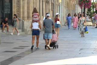 Gente, familias, paseando por las calles de Salamanca en verano. Foto de archivo Salamanca24horas.com