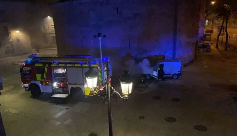 Furgoneta incendiada en Puerta Zamora (8)