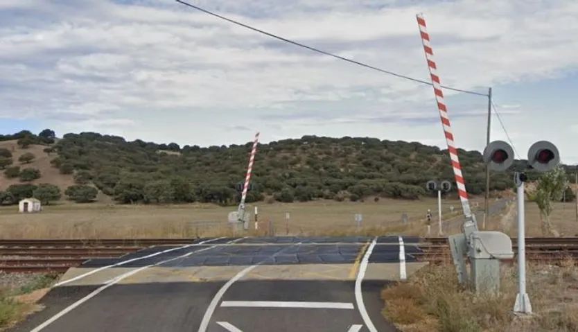 Paso a nivel con barreras en Aldehuela de la Bóveda