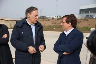 José Luis Martínez Almeida y Carlos García Carbayo, atienden a los medios de comunicación antes de realizar una visita al Puerto Seco de Salamanca | Andrea Mateos