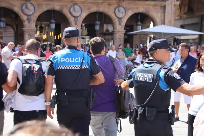 La Policía Local Desaloja a Dos Manifestantes Durante El Pregón De Ferias (2)