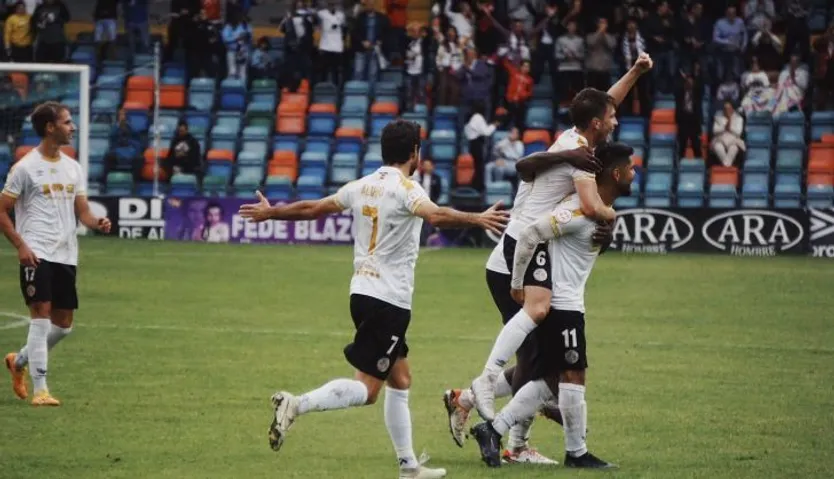 Galván festeja el 2 0 ante el Mirandés B | FOTO SALAMANCA CF UDS